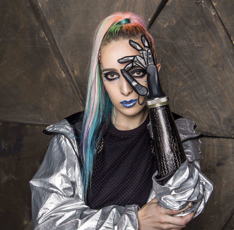 Человек с протезом руки